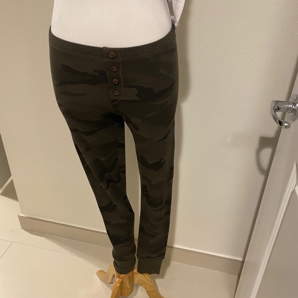 Splendid Camo Thermal leggings NWT. M